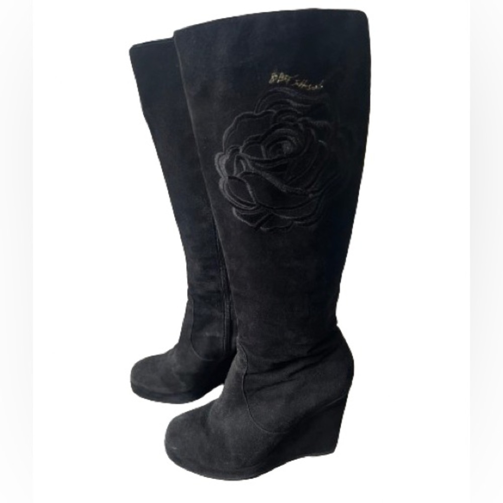 Betsey Johnson Black Suede Rose Embroidered Wedge Boots. Size 7M